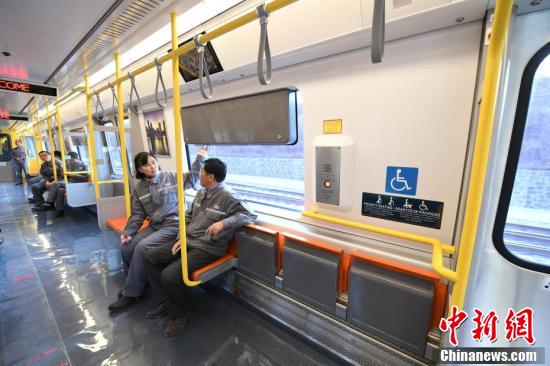 中国研制的首批美国波士顿橙线地铁车长春下线