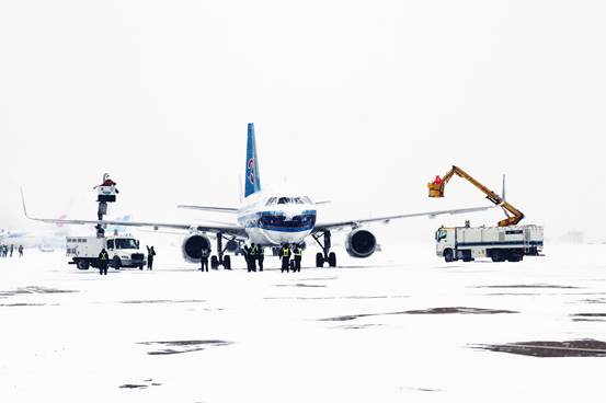 大连迎今冬首场强降雪 机场全力保障航班