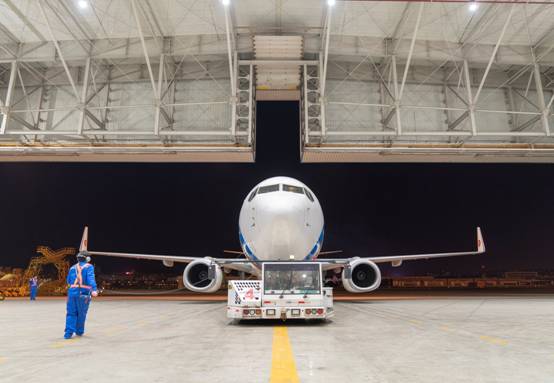 大连机场为波音737飞机做保养