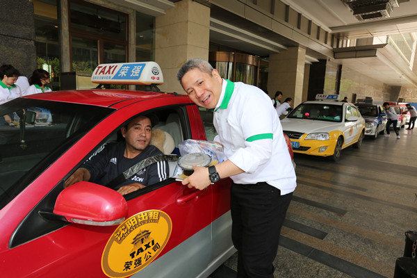 “五一”慰问出租车司机活动在沈开展 关爱城市司机从一份免费午餐做起