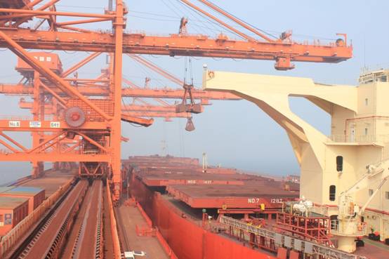 大连港超大型矿船引航作业取得新突破