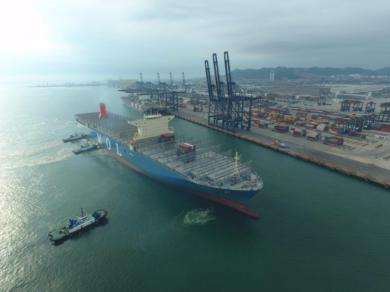 全球最大集装箱船靠泊大连港